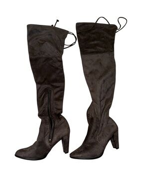 Wild pair “gorgeous” over the knee boots